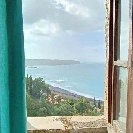 Castello Della Foresta Del Xii Con Vista Mare